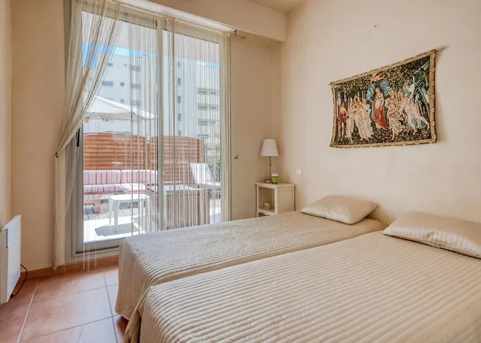 شقة Les Allees Du Cap-3 By Interhome *